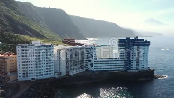 鸟瞰岛边缘现代酒店综合体视频的预览图