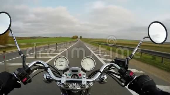 4K摩托车骑行在蓝天下美丽的道路上骑行者视野开阔经典巡洋舰永远视频的预览图