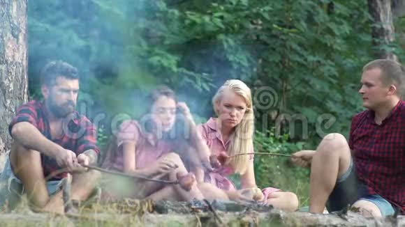 一群朋友在阳光明媚的一天在公园里野餐人们在外面闲逛一边烧烤一边放松视频的预览图