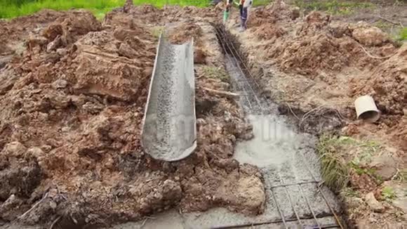 房建基础浇筑液态水泥视频的预览图
