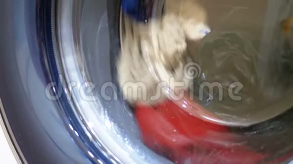 洗衣机的滚筒随衣服旋转视频的预览图
