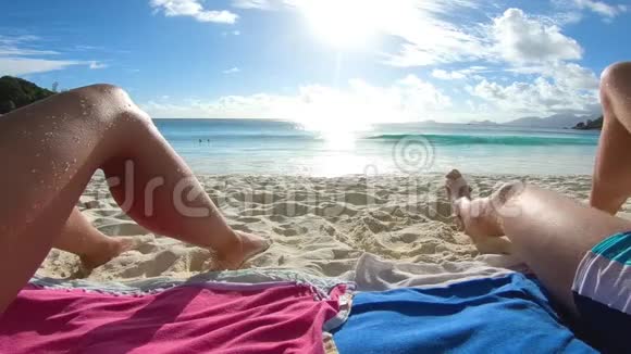 快乐夫妻在海滩上放松视频的预览图