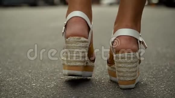 女双腿穿着鞋子走在路上慢动作视频的预览图