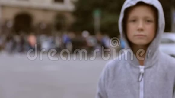 在路上的一个孩子在模糊的汽车背景下视频的预览图