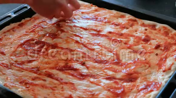 做饭准备披萨特写的女人她的手把肉和酱汁放在面团里视频的预览图
