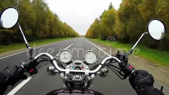 4K在美丽的林荫道上快速骑摩托车骑手视野开阔经典巡洋舰直升机永远视频的预览图