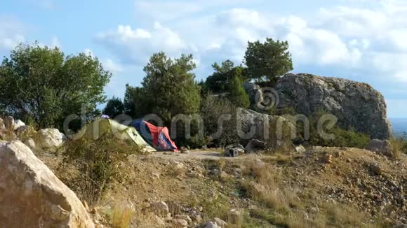 山的两个旅游帐篷视频的预览图