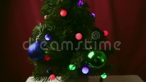圣诞树上有五颜六色的玩具和漂亮的包裹里的礼物视频的预览图