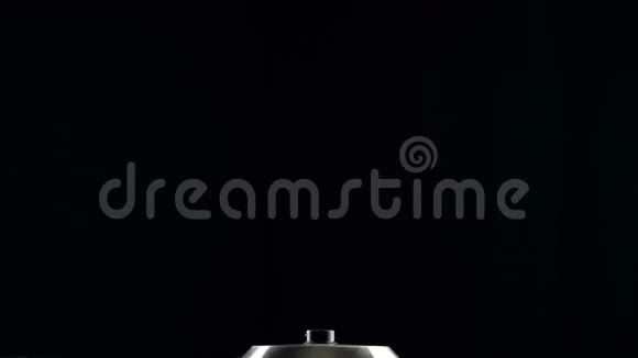 有水的茶壶放在看台上黑色背景视频的预览图