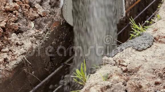 目前水泥浇筑基础慢莫视频的预览图