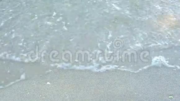 沙滩上的海水透明波浪特写视频的预览图