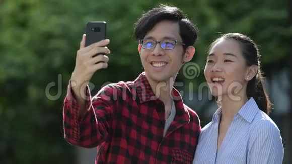 年轻的亚裔夫妇一起在户外活动视频的预览图