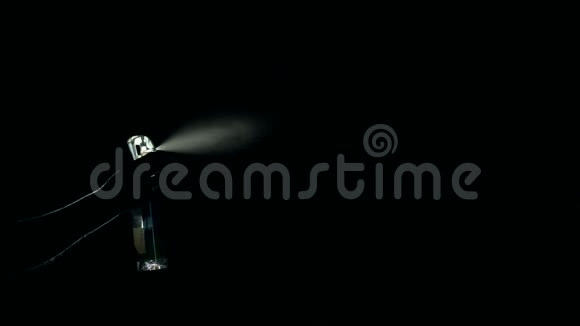 女孩在黑暗中喷洒空气清新剂的剪影视频的预览图