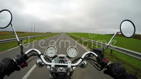 4K阴天骑摩托车在美丽的道路上视野开阔经典巡洋舰永远视频的预览图