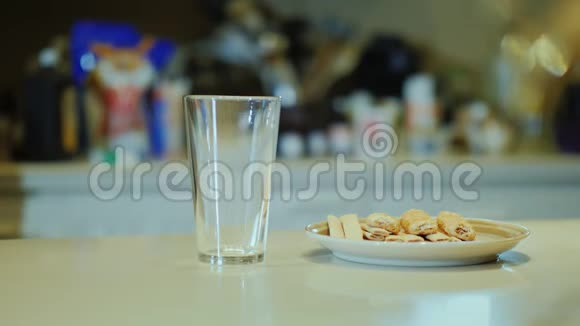 无法辨认的女人把牛奶倒入玻璃杯和饮料中新一天的良好开端健康饮食视频的预览图