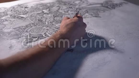在他的工作室里男性艺术家用纸画的手视频的预览图