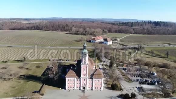 以森林为背景的德国天主教堂空中景观4k视频的预览图