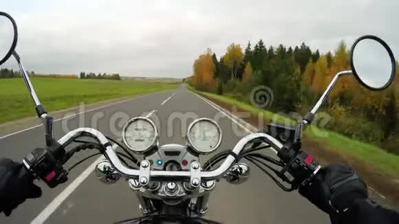 4K快速摩托车骑在美丽的道路上视野开阔的骑手经典巡洋舰永远视频的预览图