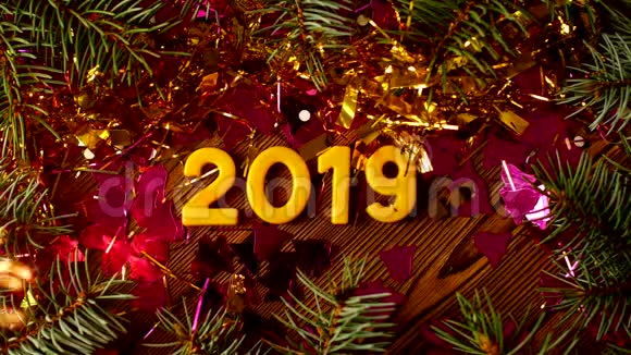 木制背景上的2019年圣诞数字有火花和火花2019年新年圣诞节火花视频的预览图