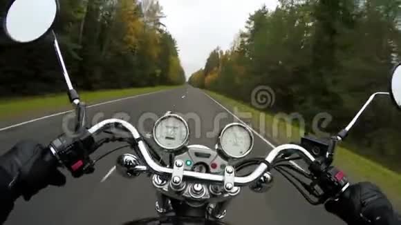 4K摩托车骑在美丽的森林道路上视野开阔经典巡洋舰永远视频的预览图