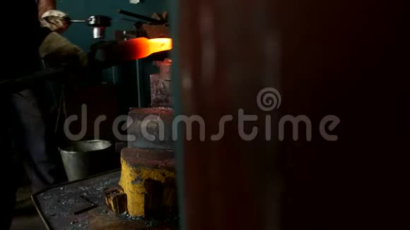 一个老铁匠一个锻造工程用金属零件的铁匠一个热金属一个特写锻造视频的预览图
