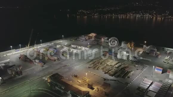 航空货运集装箱仓库夜间4k镜头视频的预览图