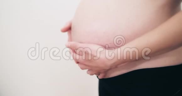 孕妇腹部特写镜头视频的预览图