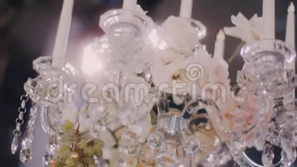 带鲜花的烛光剧团奢华烛台装饰视频的预览图