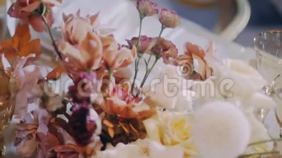 鹤立鸡群美丽的婚礼花浅田深视频的预览图