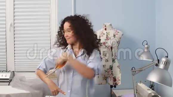 微笑的裁缝用剪刀理发时尚疯狂女裁缝视频的预览图