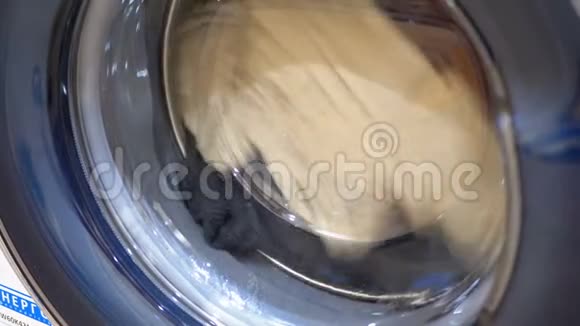 洗衣机的滚筒随衣服旋转视频的预览图