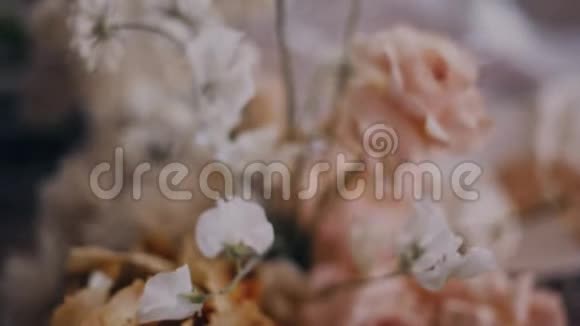 多莉在婚礼桌上拍摄了美丽的桃色植物成分视频的预览图