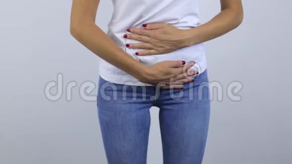 胃痛概念女孩腹部疼痛视频的预览图