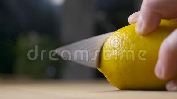 切新鲜喷洒柠檬视频的预览图