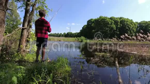 一个少年在池塘里钓鱼竿视频的预览图