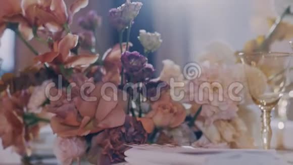 婚礼桌上漂亮的花艺构图和眼镜视频的预览图