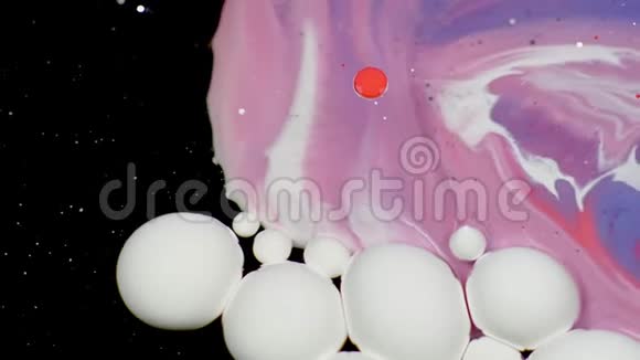 紫色油面上惊人的白色气泡油漆视频的预览图