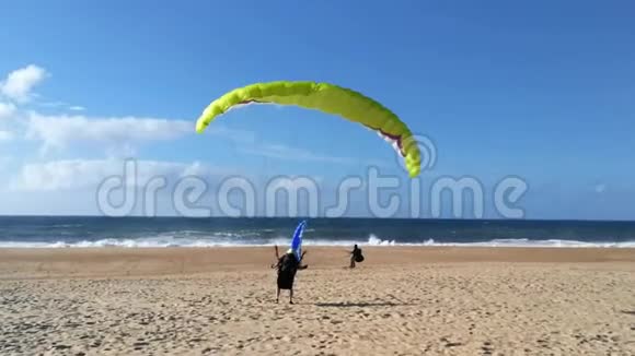 海滩附近的滑翔伞学校视频的预览图