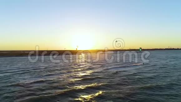人们在海上进行风筝冲浪的海上黎明射击视频的预览图