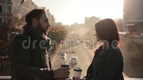 夫妻俩在桥上聊天喝咖啡视频的预览图
