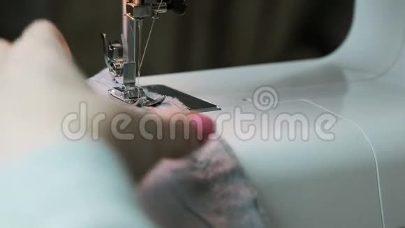 贴身女人缝纫机上的手缝织物视频的预览图