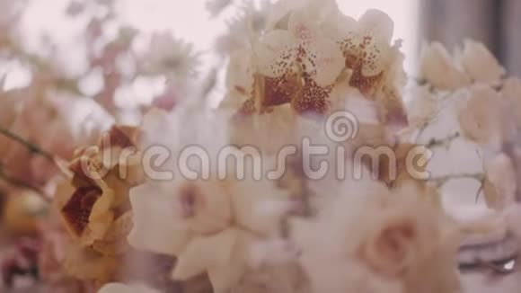 从美丽的婚礼花卉构图到酒杯的轮番设计视频的预览图