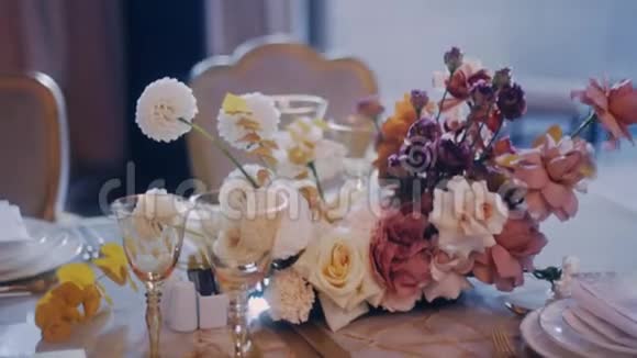 装饰精美的婚礼宴会宴会桌上的斜颈镜头视频的预览图