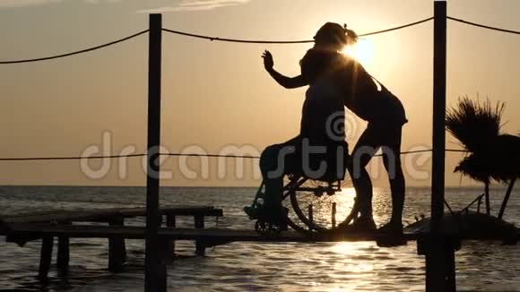 夏日旅行中有快乐残疾的女孩在夕阳的背景下眺望天际线视频的预览图