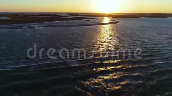 从赤鸢冲浪者在黎明时如何在海面上滑行的高度来看慢动作视频的预览图