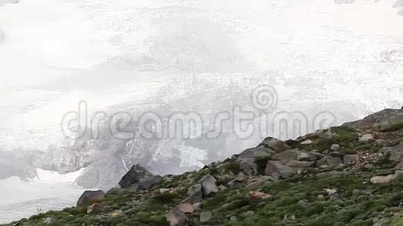雷尼尔山上冰冻的白色和蓝色冰河视频的预览图