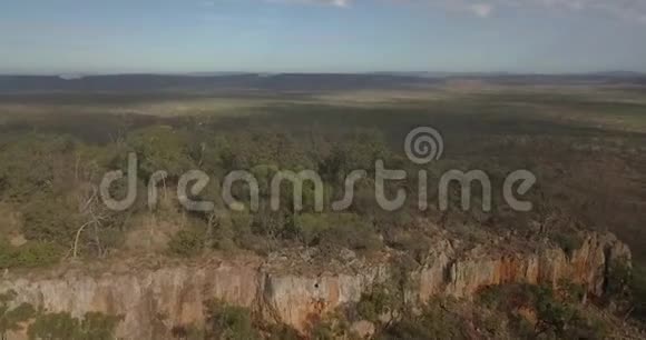 在澳大利亚内陆的悬崖上飞过俯视视频的预览图