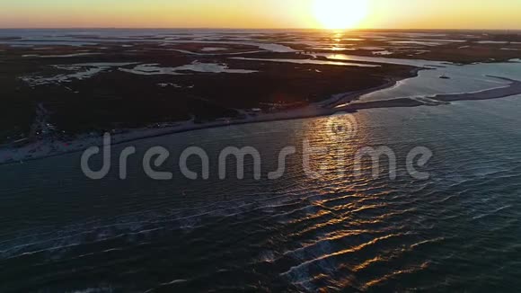 海上黎明时分人们正在远处风筝冲浪慢动作视频的预览图