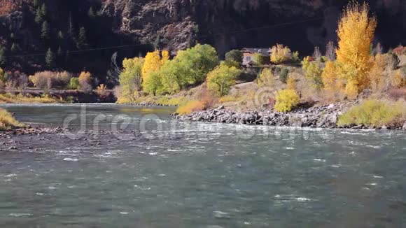 在科罗拉多河上散步视频的预览图