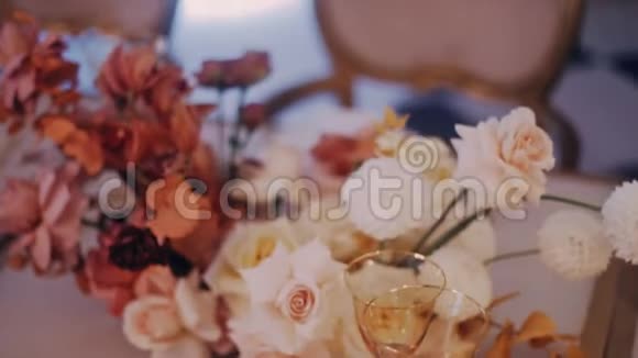 餐桌上放着一束美丽的婚礼花视频的预览图